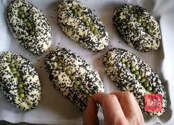 Illustration of how to make pineapple stuffed sesame soft European buns 13