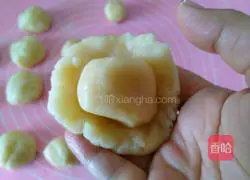 Illustration of how to make fresh meat mooncakes 6