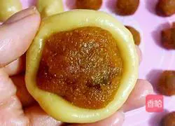 Illustration of how to make Cantonese mooncakes with pumpkin filling 12