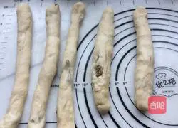 Illustration of how to make raisin almond bread 7