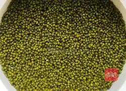 Honey skin mung bean filling mooncakes Illustration of how to do it 1