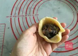 Illustration of how to make crispy five-nut mooncakes 11