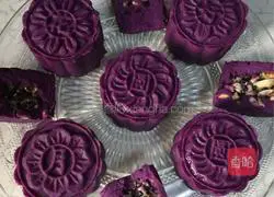 Illustration of how to make black sesame, walnut and purple sweet potato mooncakes 8