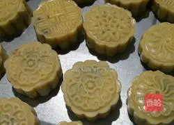 Illustration of how to make Cantonese-style sesame mooncakes 12