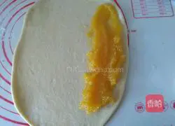 Illustration of how to make caterpillar bread 9