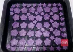 Illustration of how to make romantic purple flower cookies 9
