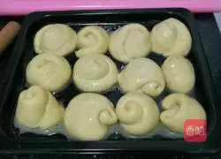 Illustration of how to make rose buns 16