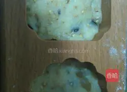 Illustration of how to make raisin peach biscuits 2