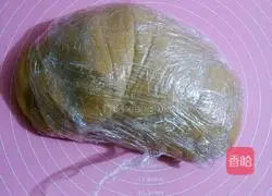 Illustration of how to make Cantonese mooncakes with red bean paste filling 3