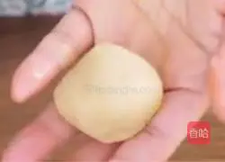 Illustration of how to make egg yolk and lotus paste mooncakes 11