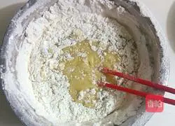 Illustration of how to make Cantonese mooncakes with red bean paste filling 2