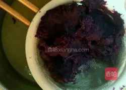 Illustration of how to make low-sugar purple sweet potato biscuits 3