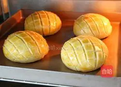 Illustration of how to make pineapple buns 23