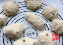 Illustration of how to make raisin almond bread 6