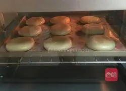 Illustration of how to make fresh meat mooncakes 19