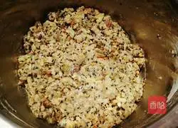 Illustration of how to make five-nut mooncake filling 4