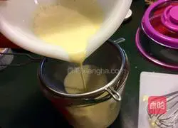 Illustration of how to make raisin bread pudding 3