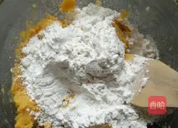 Illustration of how to make sweet potato cake with moon cake filling 3