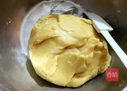 Illustration of how to make Cantonese bean paste and egg yolk mooncakes 4