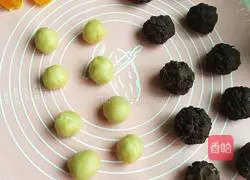 Illustration of how to make bean paste and egg yolk mooncakes 4