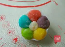Illustration of how to make colorful snowskin mooncakes 11