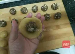Illustration of how to make five-nut stuffed mooncakes 11