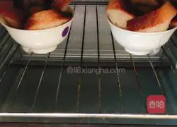 Illustration of how to make egg toast cups 4