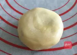 Illustration of how to make crispy five-nut mooncakes 12