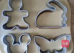 Illustration of how to make small animal cookies 3