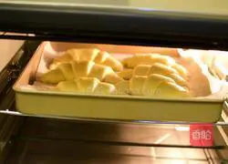 Illustration of how to make croissants 14