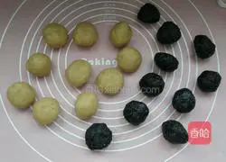 Illustration of how to make Beijing-style red mooncakes 8