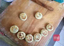 Illustration of how to make mooncakes with electric pan 11