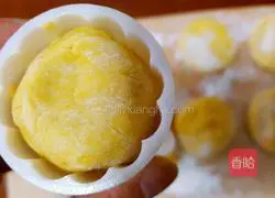 Illustration of how to make pumpkin mooncakes with mung bean paste filling 11