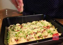 Illustration of how to make onion-flavored pork floss steak buns 13