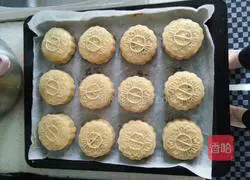 Illustration of how to make five-nut mooncakes 4