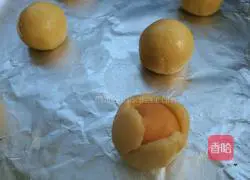 Yoghurt yellow Illustration of how to make moon cakes 15