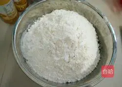 Illustration of how to make egg yolk and lotus paste mooncakes 7