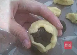 Cantonese egg yolk bean paste mooncake recipe 9