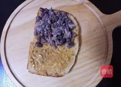 Illustration of how to make peanut butter and red bean toast 3