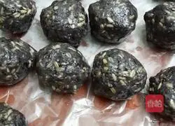 Egg yolk lotus paste Illustration of how to make mooncakes with whole grains 5