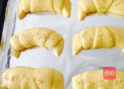 Illustration of how to make golden croissants 11