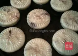 Illustration of how to make bean paste mooncakes 6