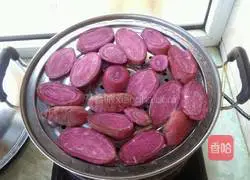 Illustration of how to make banana and purple sweet potato toast rolls 2