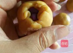 Illustration of how to make purple potato stuffed mooncakes 7