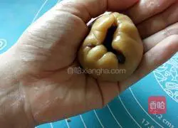 Illustration of how to make Cantonese-style mooncakes with bean paste 14