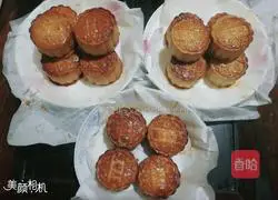 Illustration of making homemade five-nut mooncakes 16