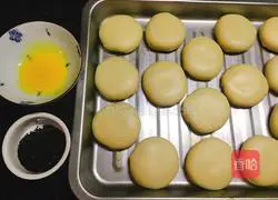 Illustration of how to make fresh meat mooncakes 19