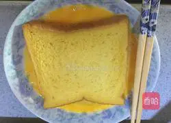 Illustration of how to make French toast 1