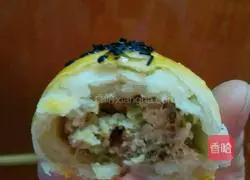 Illustration of how to make Suzhou-style pickled vegetable and fresh meat mooncakes (corn oil version) 17