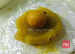 Illustration of how to make egg yolk and lotus paste mooncakes 6